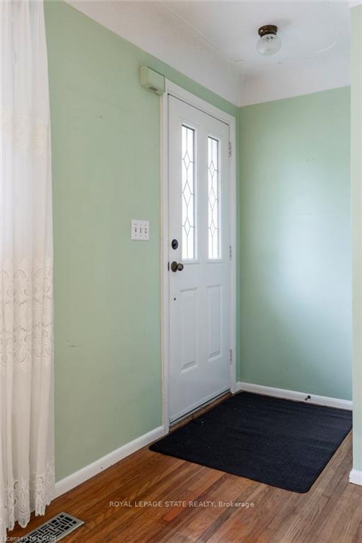 Photo 4 at 22 Dunning Court, Dundas, Hamilton