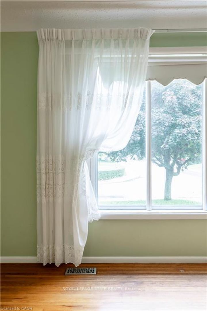 Photo 6 at 22 Dunning Court, Dundas, Hamilton