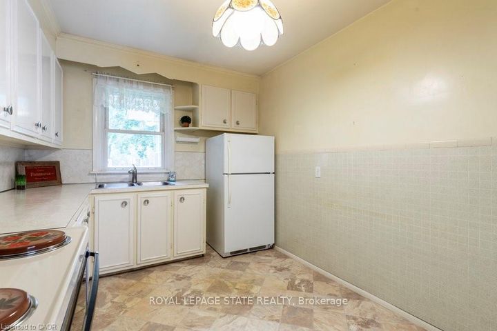 Photo 9 at 22 Dunning Court, Dundas, Hamilton