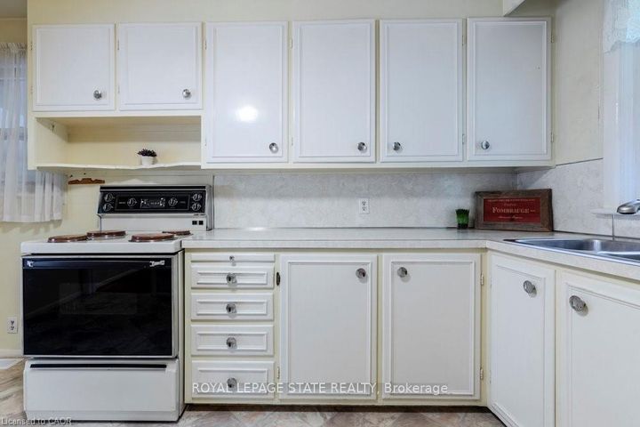 Photo 10 at 22 Dunning Court, Dundas, Hamilton