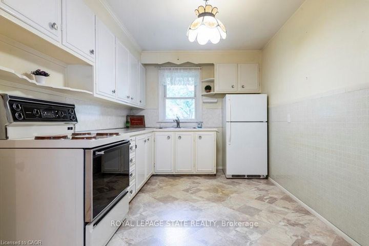 Photo 24 at 22 Dunning Court, Dundas, Hamilton