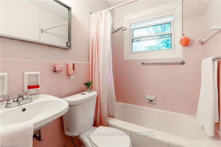 Photo 25 at 22 Dunning Court, Dundas, Hamilton