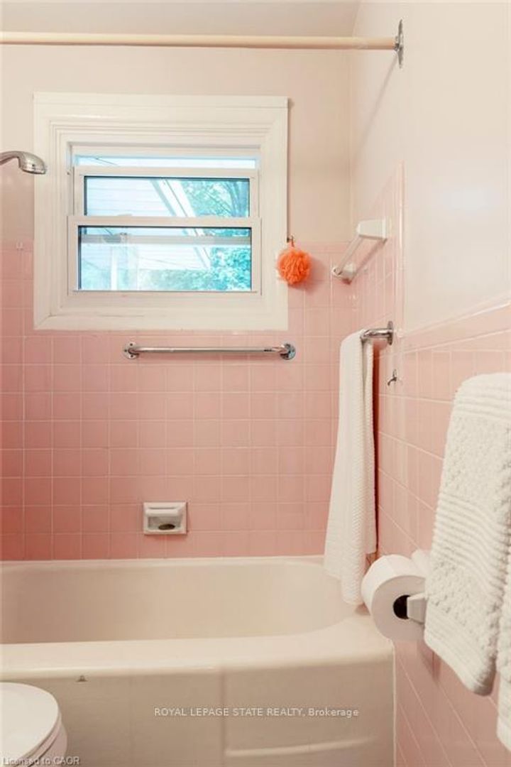 Photo 26 at 22 Dunning Court, Dundas, Hamilton