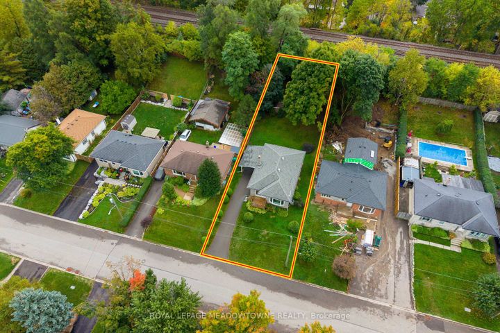 Photo 3 at 36 Hewson Crescent, Georgetown, Halton Hills