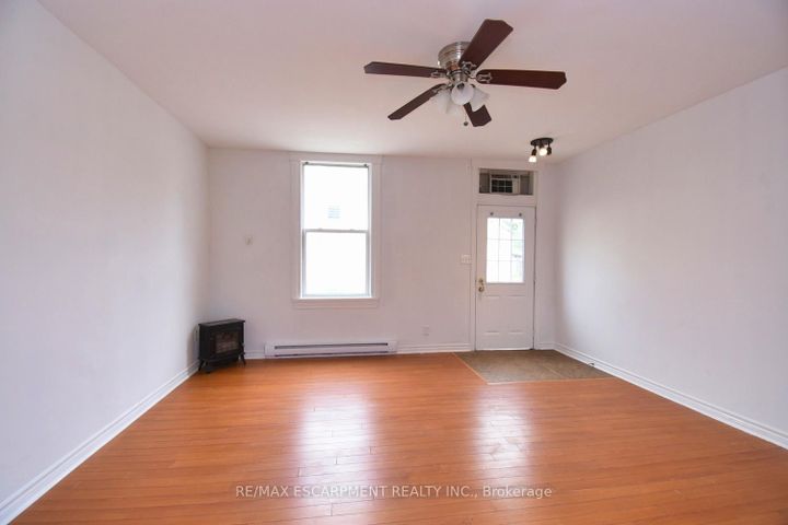 Photo 3 at 122 Evans Street, Landsdale, Hamilton
