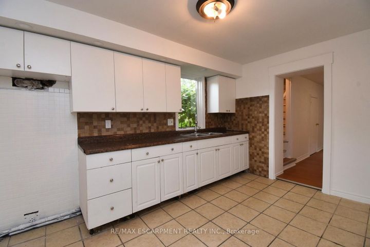 Photo 12 at 122 Evans Street, Landsdale, Hamilton