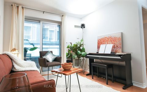 Photo 2 at 929 - 250 Wellington Street W, Waterfront Communities C1, Toronto