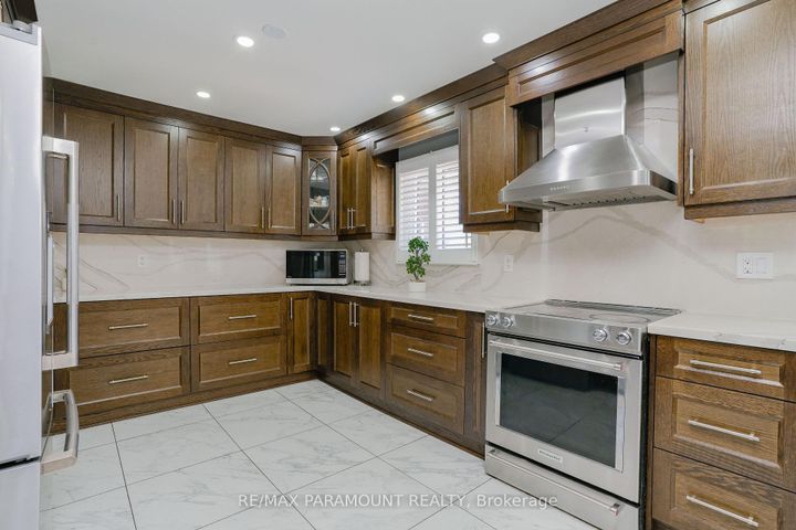 Photo 8 at 48 Boreham Circle, Snelgrove, Brampton