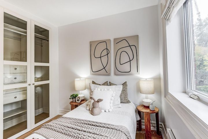 Photo 32 at 16 Larkin Avenue, Swansea, Toronto