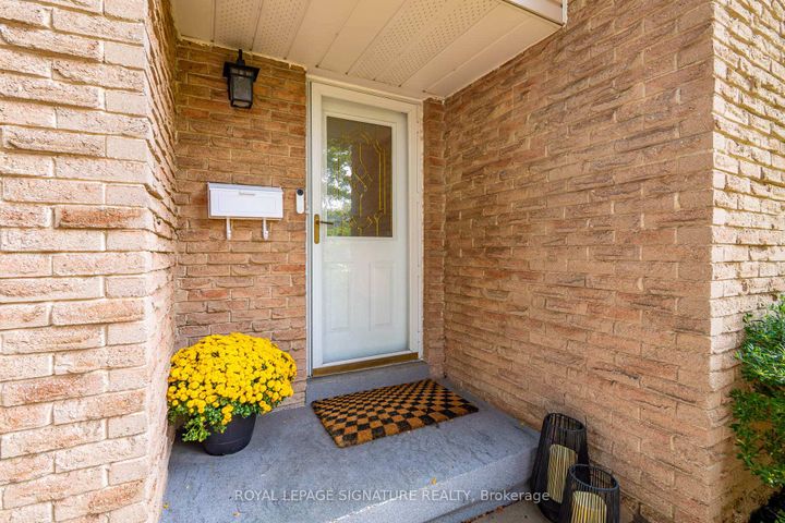 Photo 4 at 3330 Kings Masting Crescent, Erin Mills, Mississauga