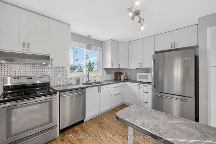 Photo 17 at 3330 Kings Masting Crescent, Erin Mills, Mississauga