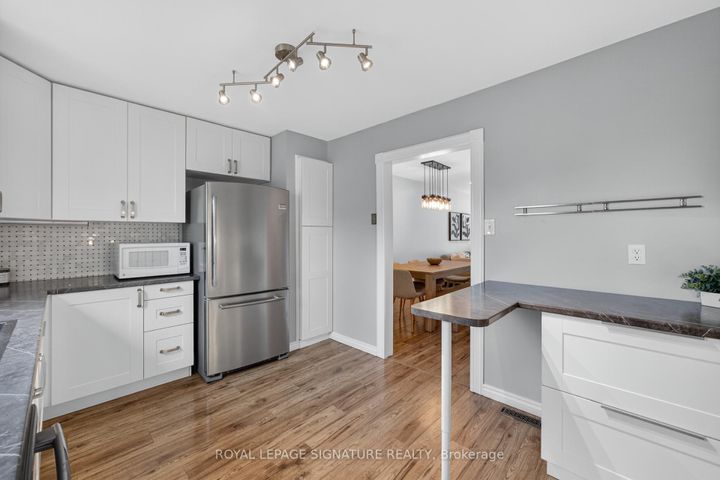 Photo 18 at 3330 Kings Masting Crescent, Erin Mills, Mississauga