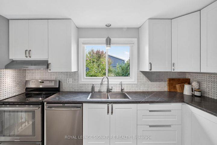 Photo 22 at 3330 Kings Masting Crescent, Erin Mills, Mississauga
