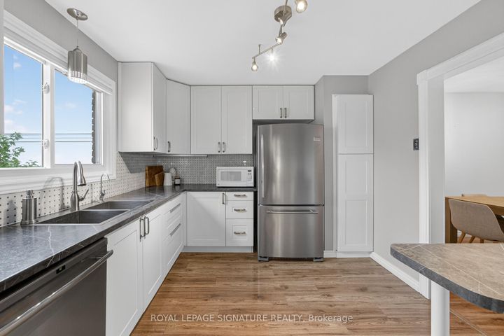 Photo 23 at 3330 Kings Masting Crescent, Erin Mills, Mississauga