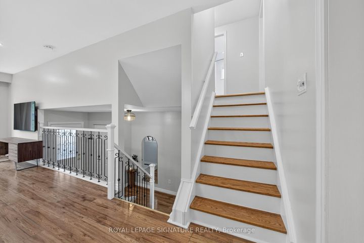 Photo 24 at 3330 Kings Masting Crescent, Erin Mills, Mississauga