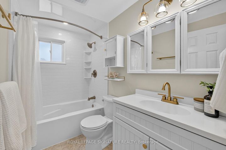 Photo 33 at 3330 Kings Masting Crescent, Erin Mills, Mississauga