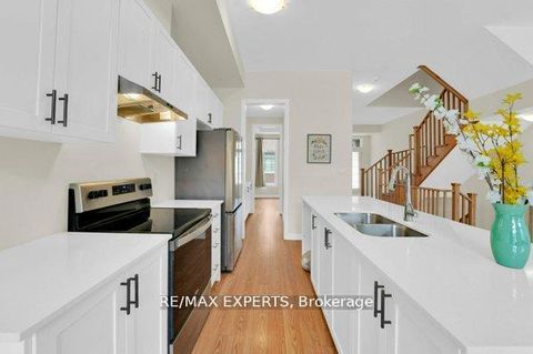 Photo 18 at 87 De La Roche Drive N, Vellore Village, Vaughan