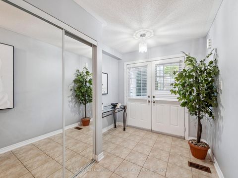 Photo 5 at 20 Crestbank Court, Rural Vaughan, Vaughan