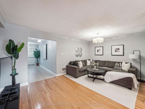 Photo 10 at 20 Crestbank Court, Rural Vaughan, Vaughan
