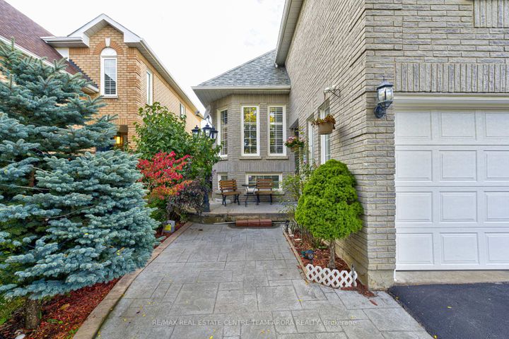 Photo 2 at 3 Sweet Briar Lane, Snelgrove, Brampton
