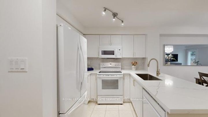 Photo 14 at 4 - 5050 Intrepid Drive, Churchill Meadows, Mississauga