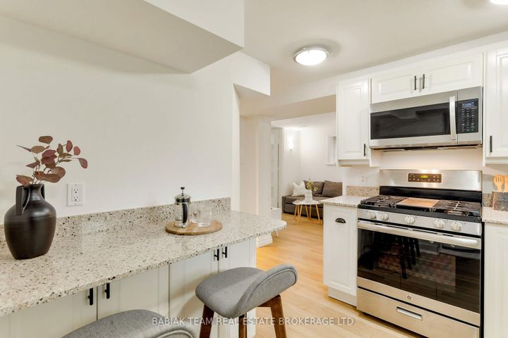 Photo 36 at 9 Humbercrest Point, Lambton Baby Point, Toronto