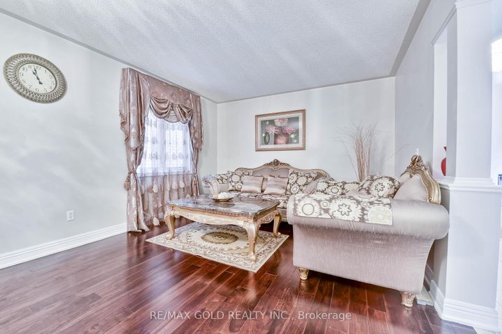 Photo 5 at 215 Bachman Drive, Maple, Vaughan