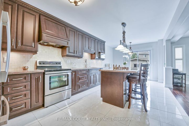 Photo 11 at 215 Bachman Drive, Maple, Vaughan