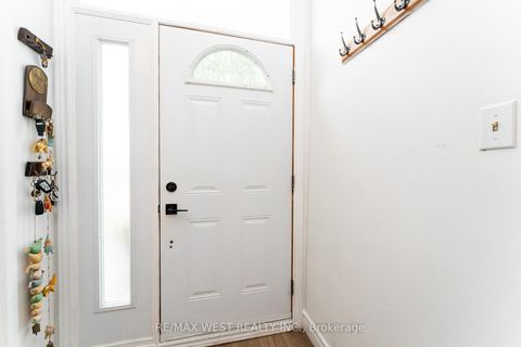 Photo 4 at 330 Pellatt Avenue, Pelmo Park W4, Toronto