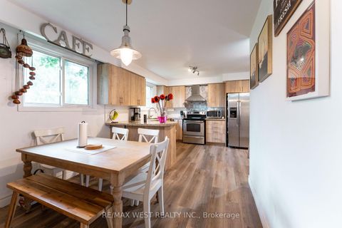 Photo 8 at 330 Pellatt Avenue, Pelmo Park W4, Toronto