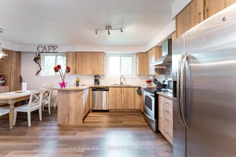 Photo 11 at 330 Pellatt Avenue, Pelmo Park W4, Toronto