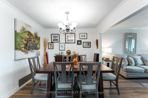 Photo 12 at 330 Pellatt Avenue, Pelmo Park W4, Toronto