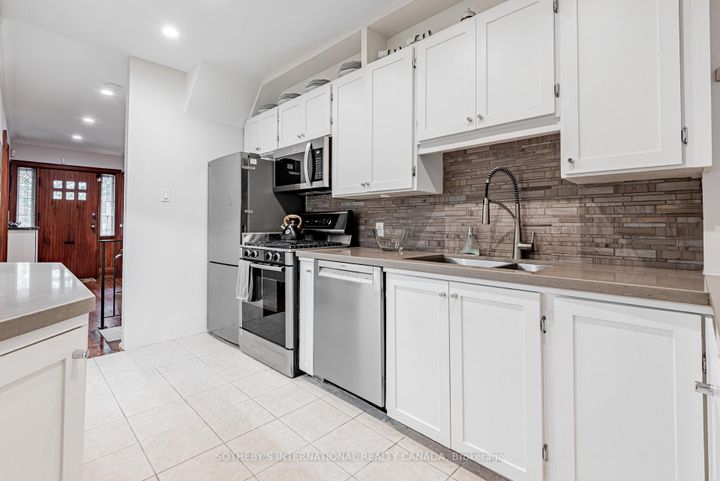 Photo 16 at 421 St Clair Avenue E, Moore Park, Toronto