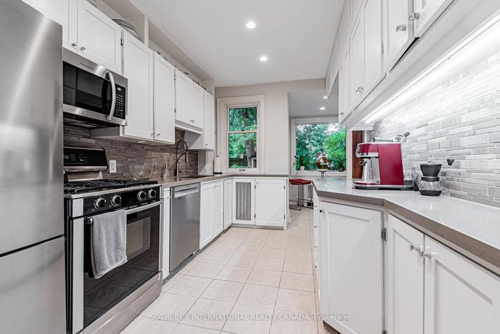 Photo 18 at 421 St Clair Avenue E, Moore Park, Toronto