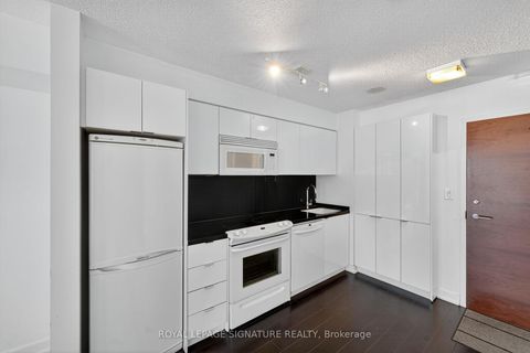 Photo 7 at 2811 - 15 Iceboat Terrace, Waterfront Communities C1, Toronto