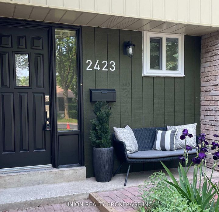 Photo 2 at 2423 Brasilia Circle, Meadowvale, Mississauga