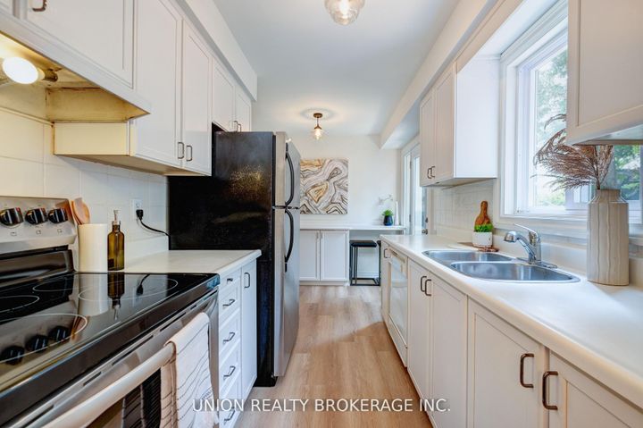 Photo 9 at 2423 Brasilia Circle, Meadowvale, Mississauga