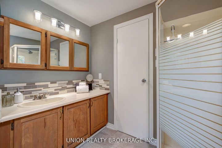 Photo 18 at 2423 Brasilia Circle, Meadowvale, Mississauga
