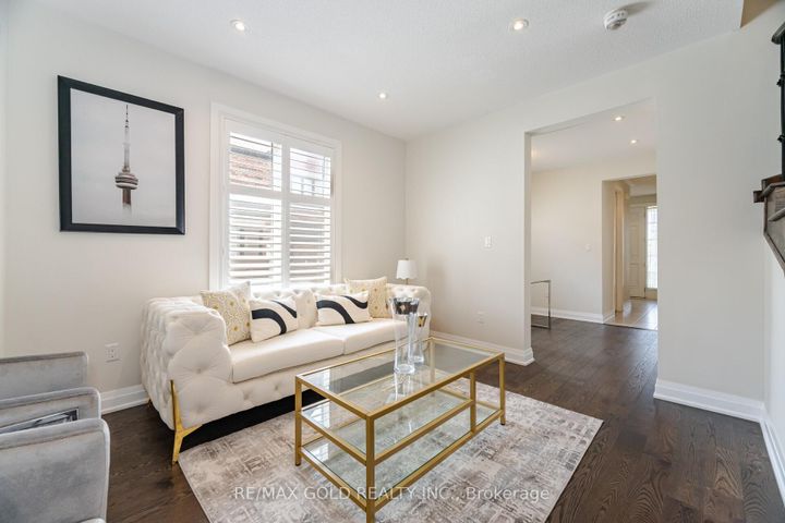 Photo 3 at 209 Castle Oaks Crossing, Bram East, Brampton