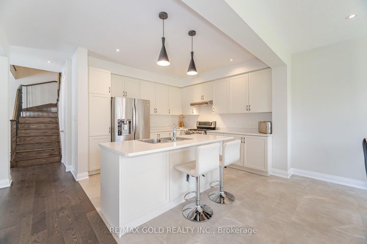 Photo 7 at 209 Castle Oaks Crossing, Bram East, Brampton