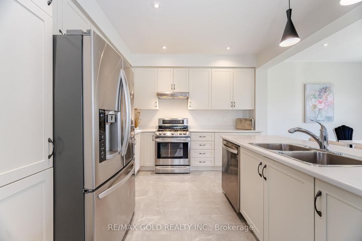 Photo 9 at 209 Castle Oaks Crossing, Bram East, Brampton
