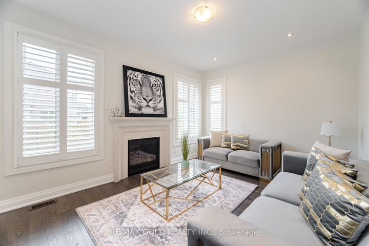 Photo 12 at 209 Castle Oaks Crossing, Bram East, Brampton