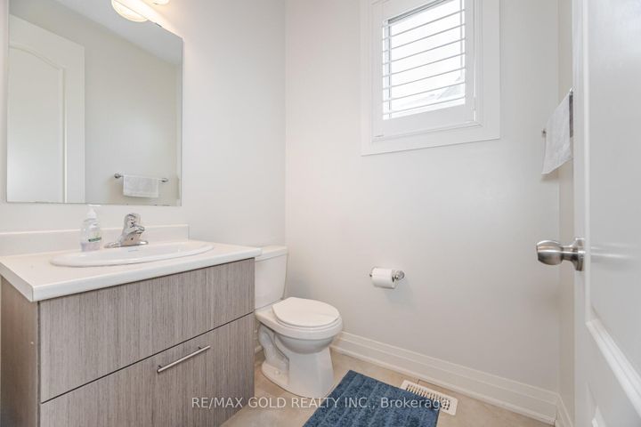 Photo 14 at 209 Castle Oaks Crossing, Bram East, Brampton