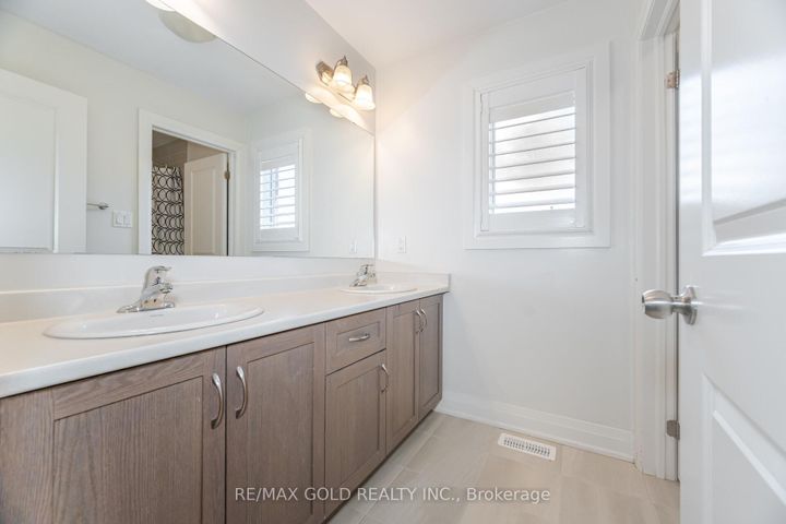 Photo 23 at 209 Castle Oaks Crossing, Bram East, Brampton