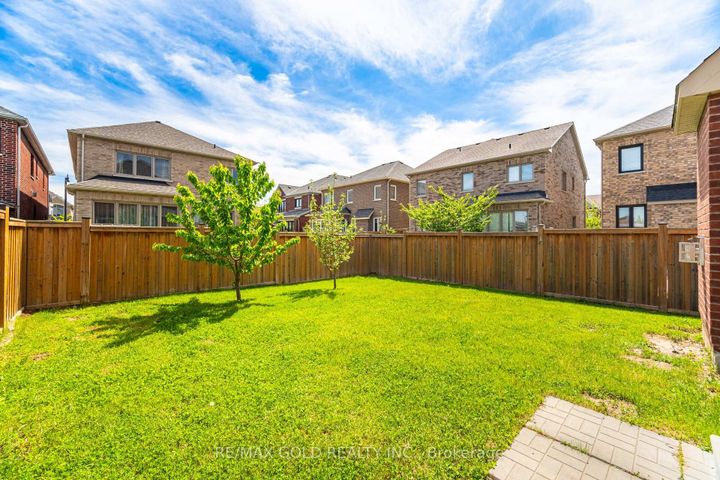 Photo 24 at 209 Castle Oaks Crossing, Bram East, Brampton