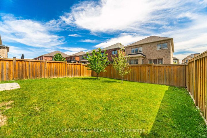 Photo 25 at 209 Castle Oaks Crossing, Bram East, Brampton