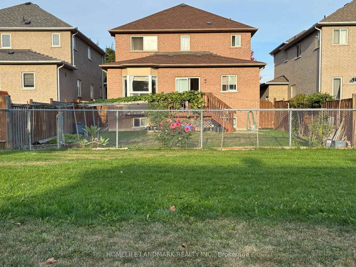 Photo 2 at 28 Stonebridge Boulevard, L'Amoreaux, Toronto