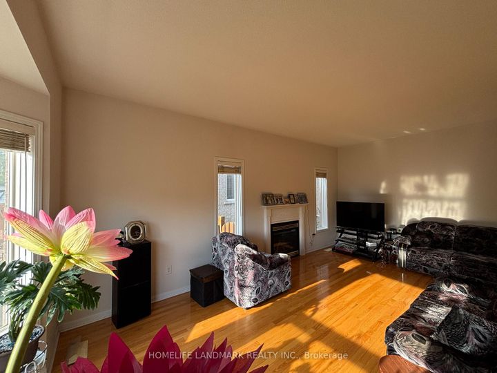 Photo 9 at 28 Stonebridge Boulevard, L'Amoreaux, Toronto