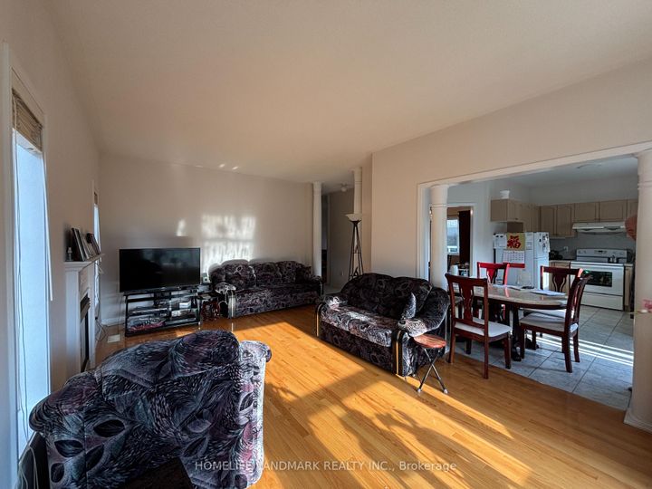 Photo 11 at 28 Stonebridge Boulevard, L'Amoreaux, Toronto