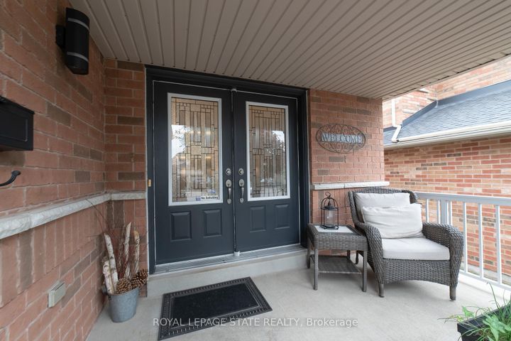 Photo 2 at 120 Sundial Crescent, Dundas, Hamilton